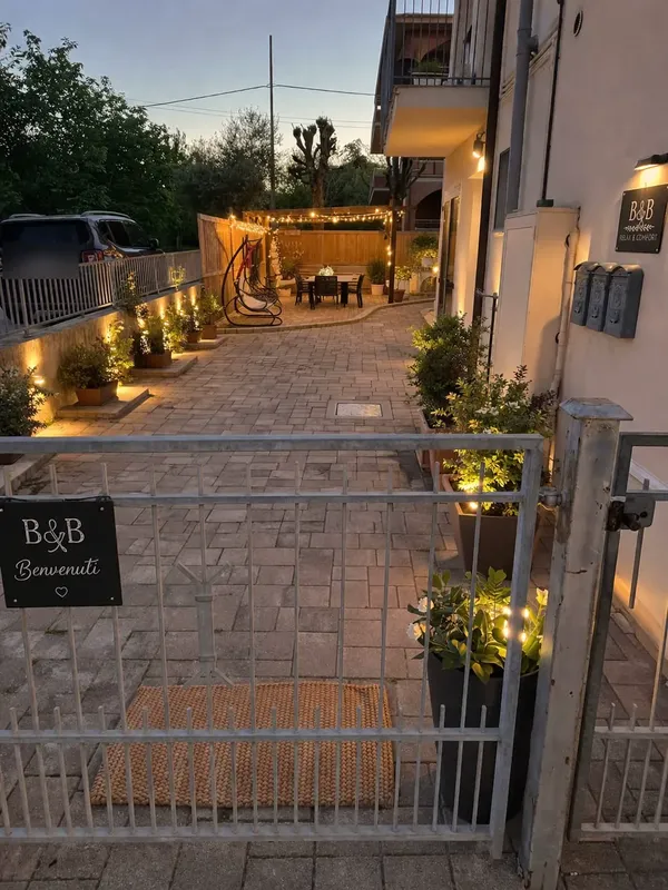 Andrea Affittacamere: l'ingresso e il cortile illuminato la sera