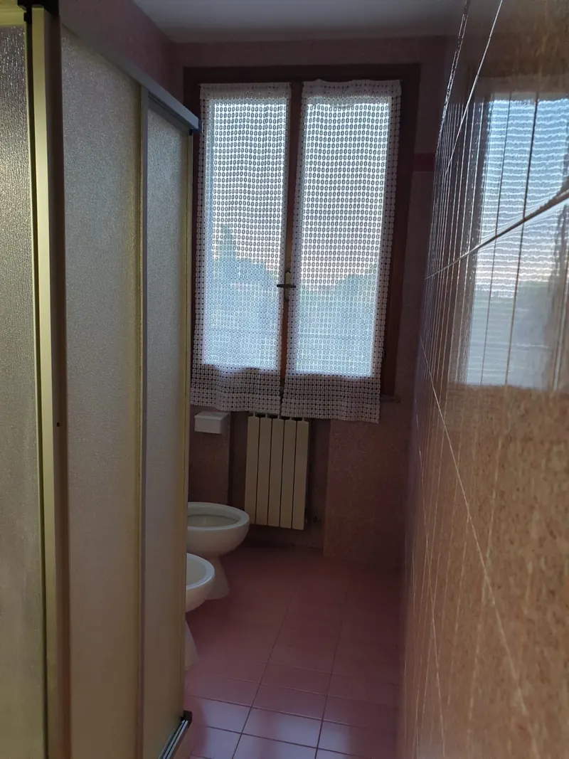 Villa Ferrari Oriella: bagno, lavabo e specchio