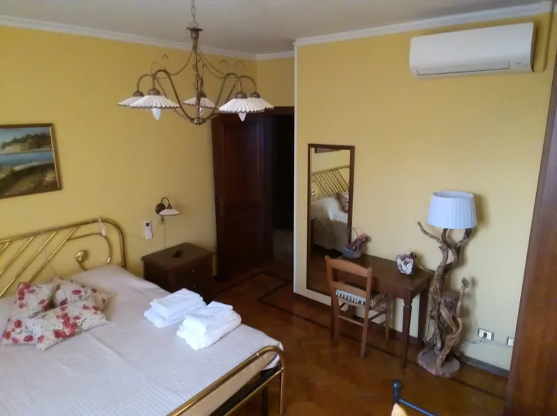 Villa Ferrari Oriella: camera Ambra, testiera imbottita e armadio