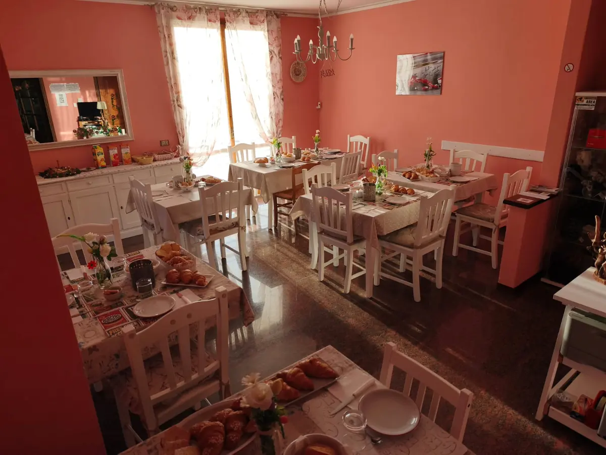 Sala colazioni con i tavoli apparecchiati e la colazione pronta