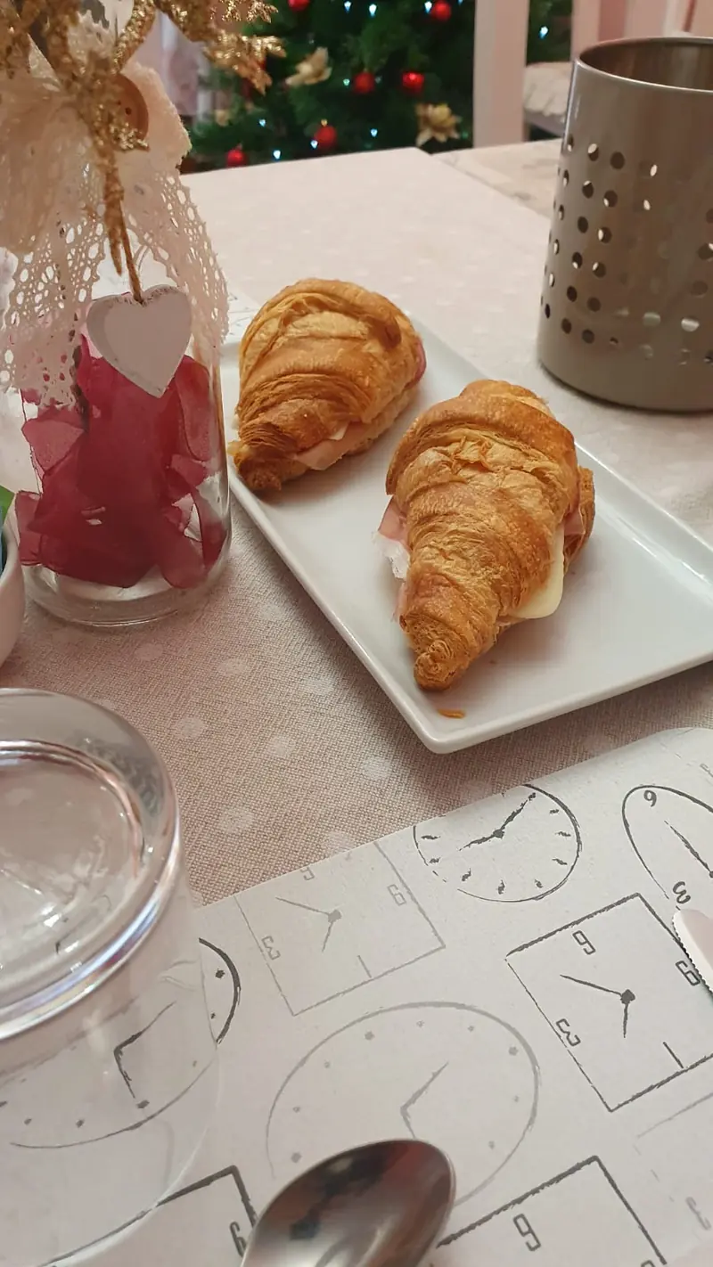 Colazione: cornetti salati con prosciutto e formaggio